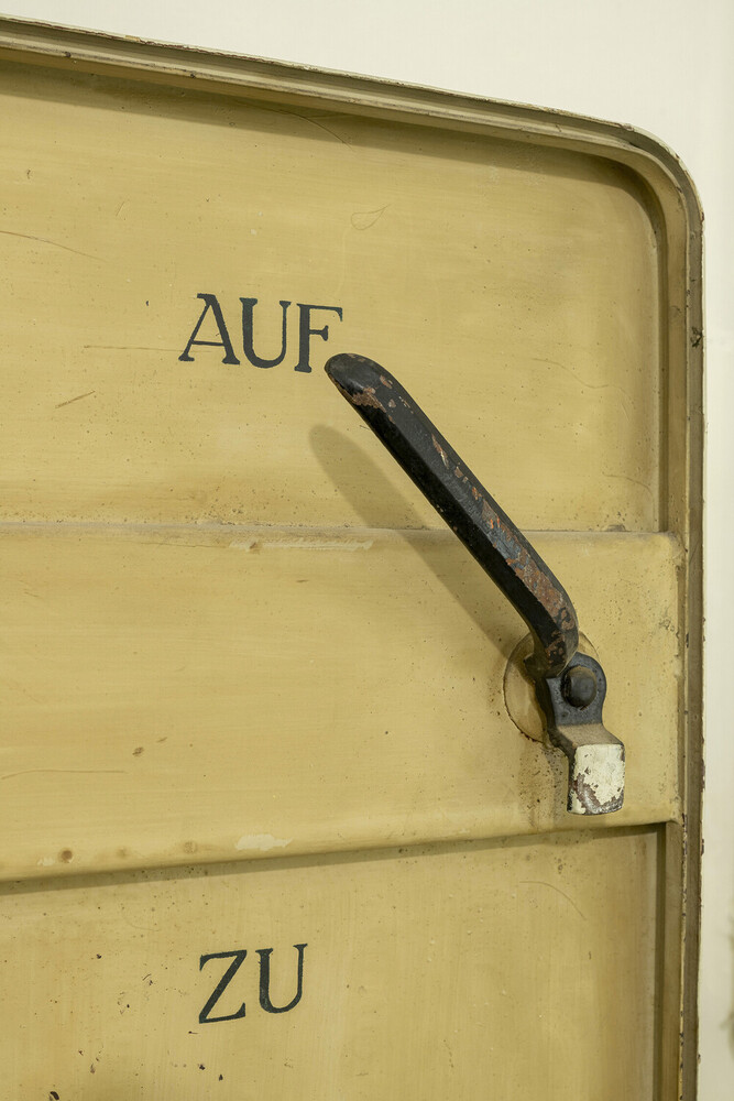 Detail einer Türe im Luftschutzbunker Schönbornpark