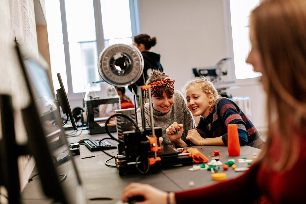 junge Frauen arbeiten am 3D-Drucker