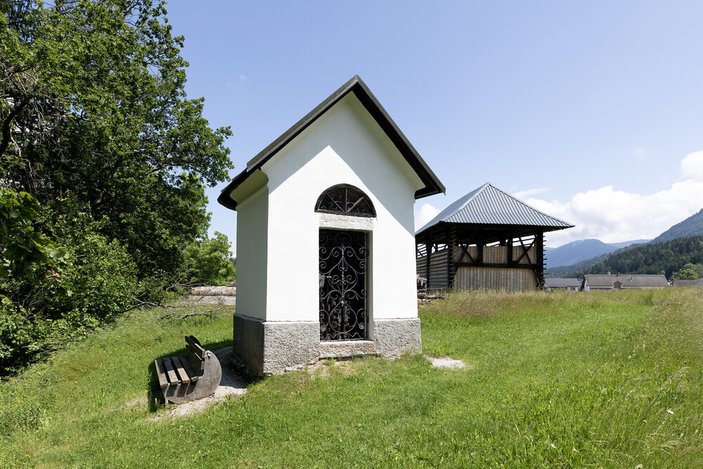 Blick auf die Kapelle und eine Harpfe