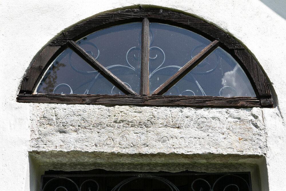 Über dem Eingang sieht man das Baudatum der Kapelle.