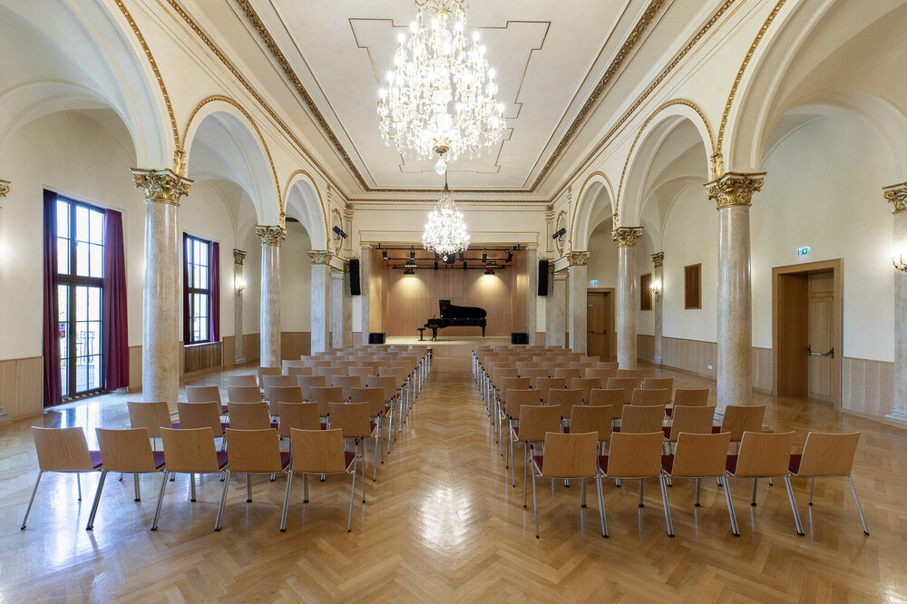 Blick in den Konzertsaal zur Bühne