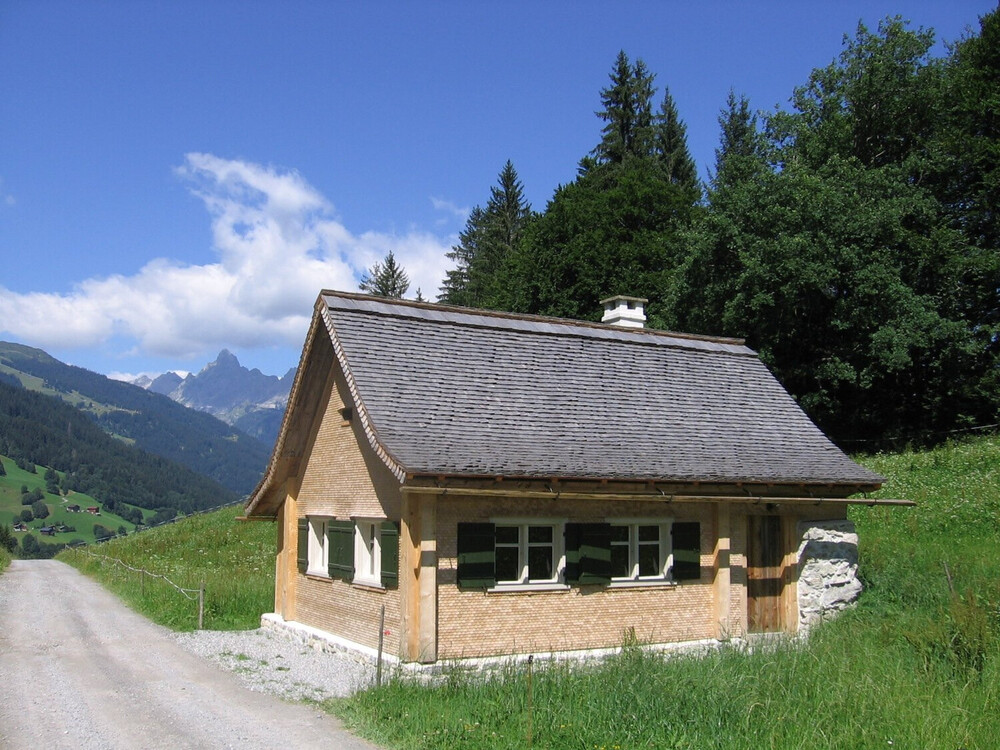 Das alte Schulhaus im Weiler Bitschweil, Tschagguns im Montafon.