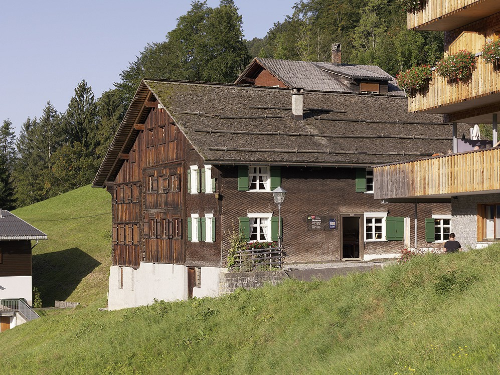 Fassade des Heimathofes mit Schindeldach