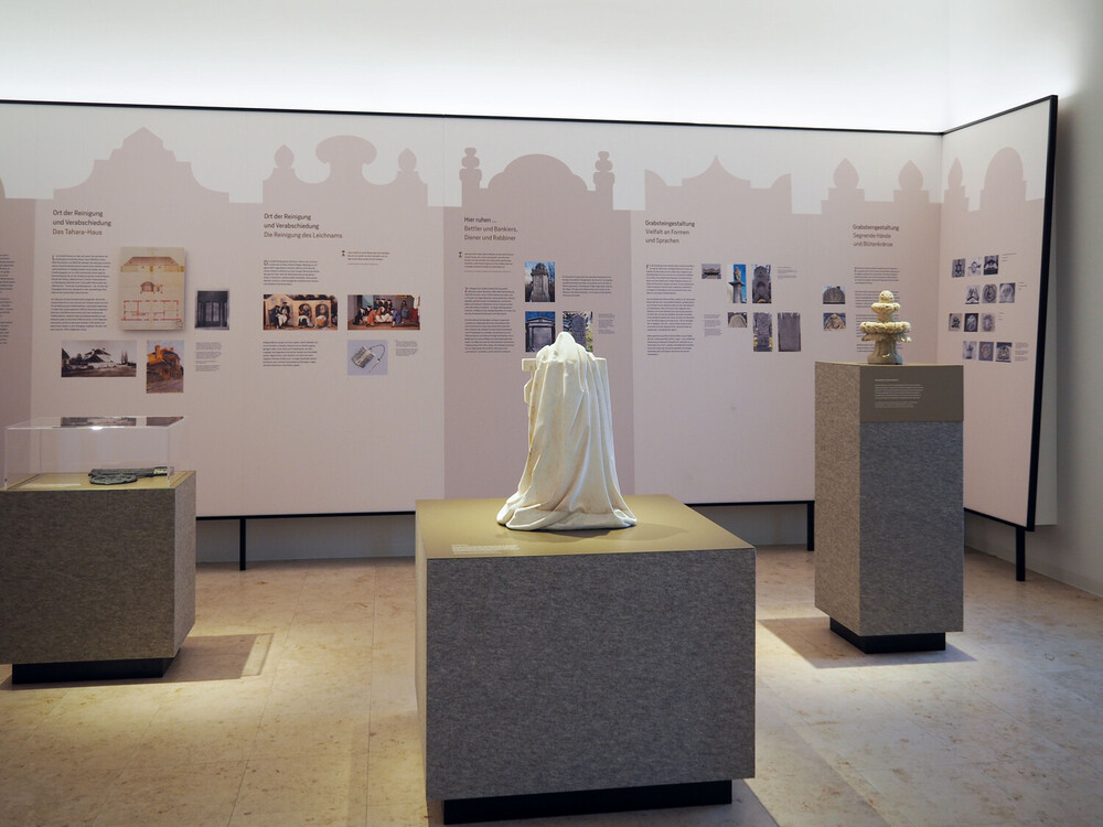 Zu sehen sind Bildtafeln und Objekte des Ausstellungsraumes im Tahara-Haus.