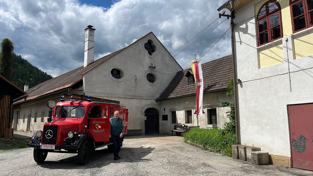 Ansicht vom Eingang des Museums mit einem originalen Feuerwehrauto, welches um 1900 in Himmelberg im Einsatz war.