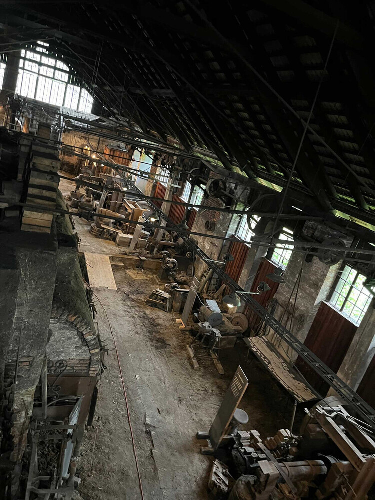 Alte Industriehalle von oben fotografiert mit einigen 4 Meter langen 4m Schwanzhämmern aus Holz.