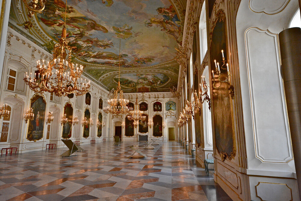 Das Foto zeigt den Riesensaal mit Deckenfresko in der Innsbrucker Hofburg.