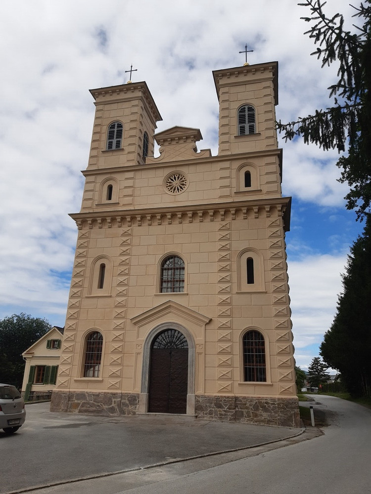 Gesamtansicht Kirche Kapelle Pfarrhof