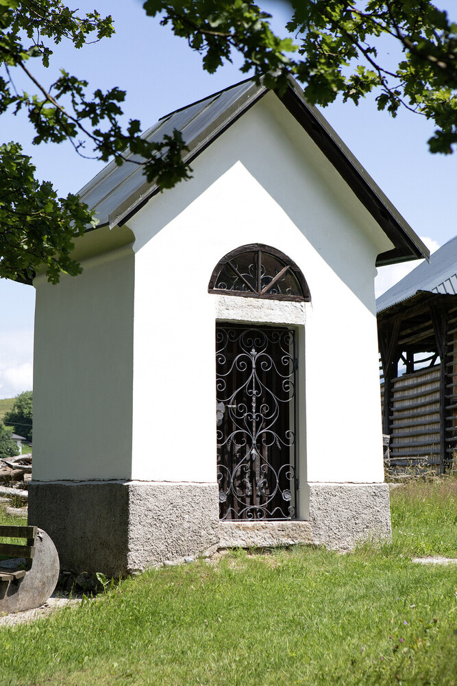 Pogled na kapelo in kozolec