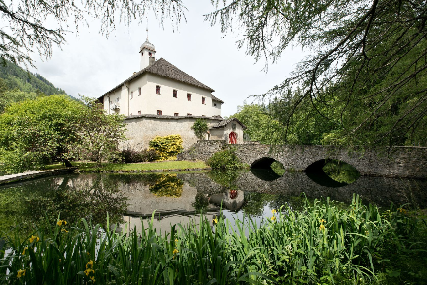 Blick auf das Wasserschloss und den Wassergraben