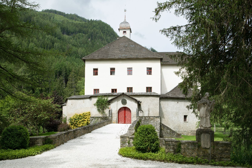 Blick auf den Schlosseingang