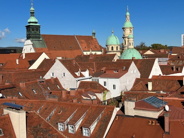 Ziegeldächer, Blick auf Grazer Dom und Mausoleum