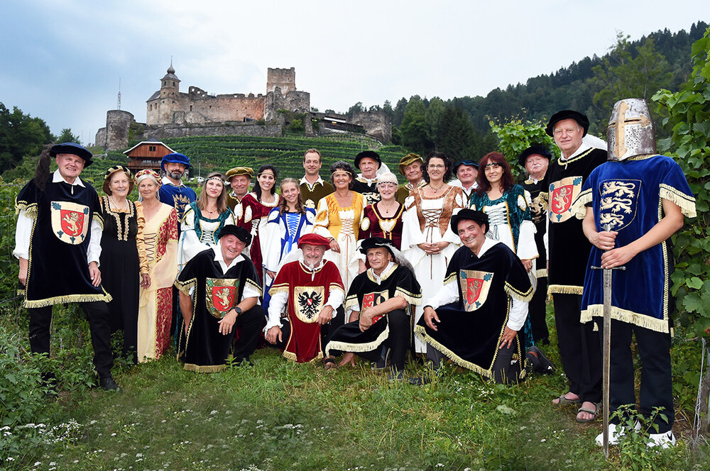 Mitglieder des Burgvereins im historischen Kostüm