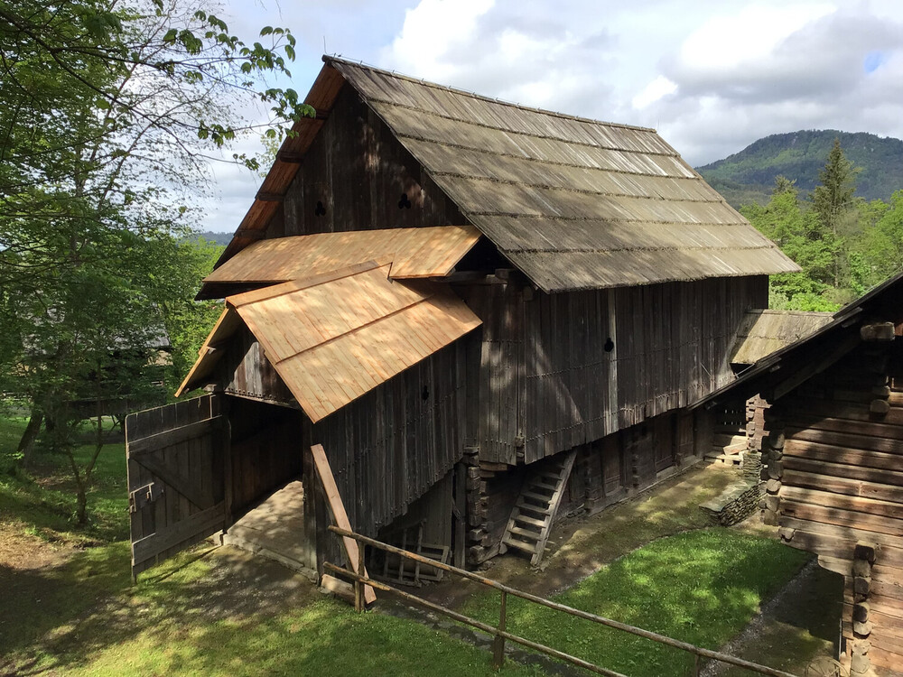 Erneuerte Dachdeckung aus Holz