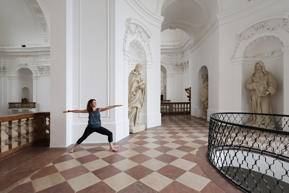 Yoga-Lehrerin Martina C. Trummer auf der Empore der Kollegienkirche