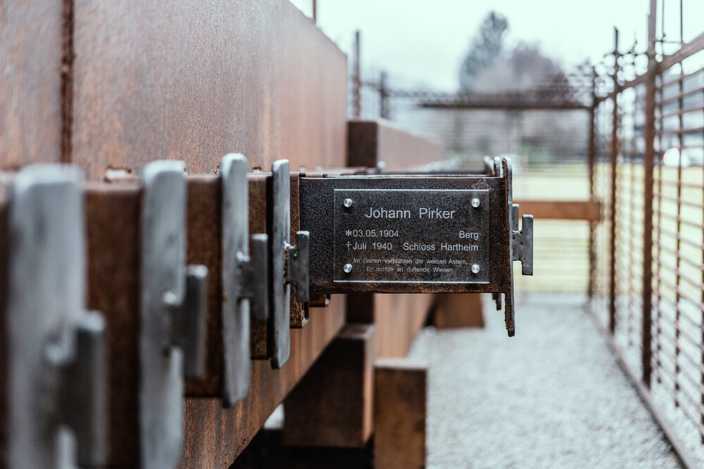 Ausziehbare Laden mit den Namen der Verfolgten im Inneren der Skulptur