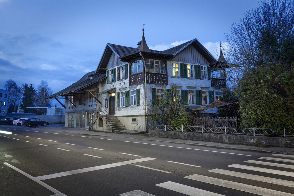 Das im Jahr 2014 bei Dämmerung aufgenommene Foto zeigt das Gasthaus vor der Renovierung.