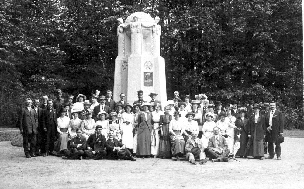 Ein historisches Gruppenfoto vor dem Esperanto Denkmal im Franzensbad