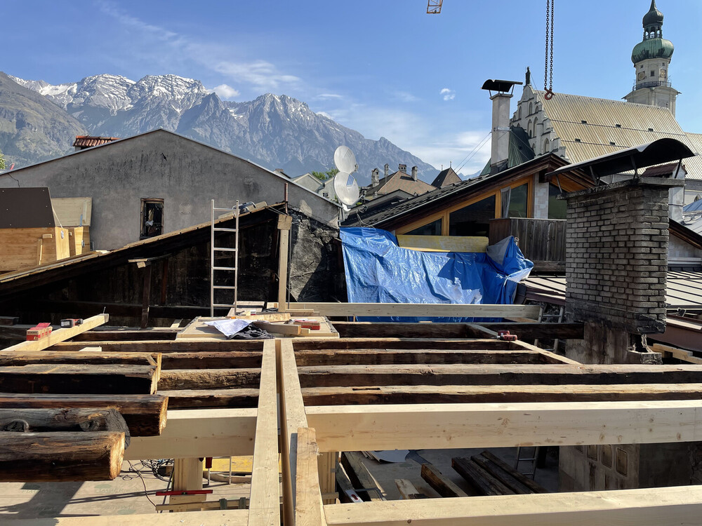 Bauteile der neuen Dachkonstruktion kommen aus nahegelegenen Wald mit traditionellen Holzverbindungen in Vollholz, leimfrei vom Zimmerer errichtet.