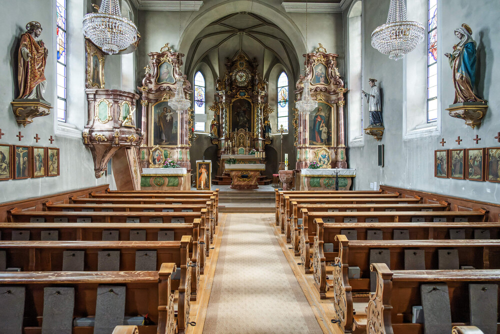 Ein Blick in die Kirche vor der Renovierung