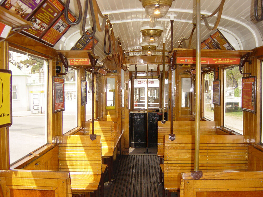 Innenraum einer denkmalgeschützte Straßenbahn