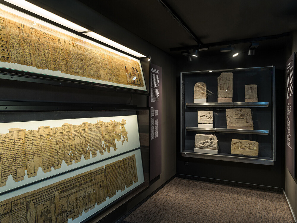 Foto eines Museumsraums, der Papyri präsentiert