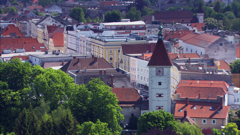 Ansicht der Häuser am Stadtplatz und dem Lederertor