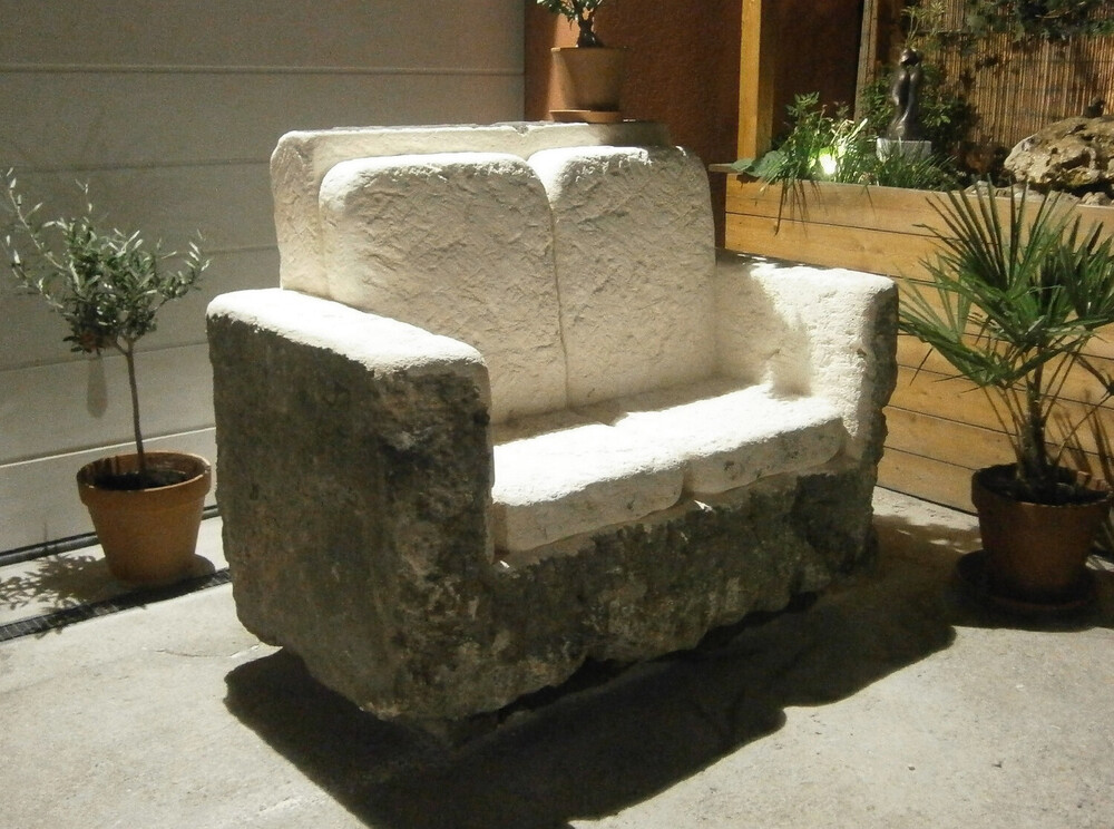 Sofa aus Sandstein