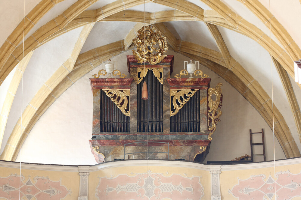 Blick zur Orgelempore mit Orgel gesamt